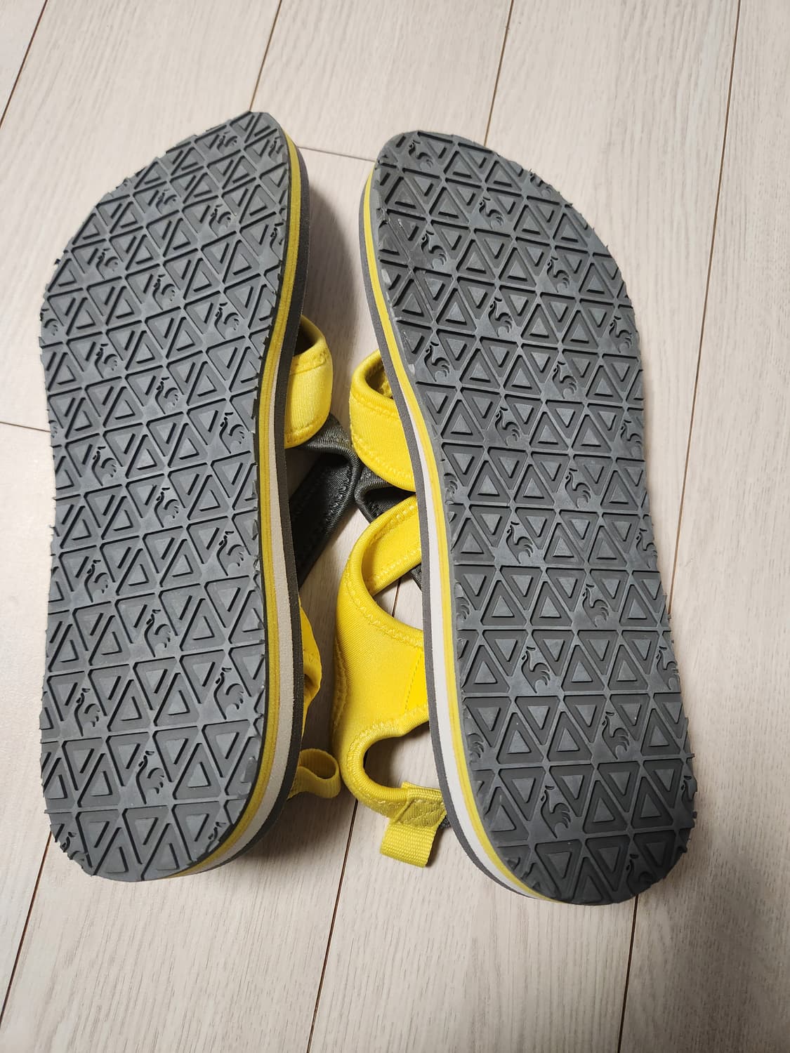 새상품) 르꼬끄 여성 샌들 사이즈240

한번도 안신었어요 240은 타이 상품이미지3