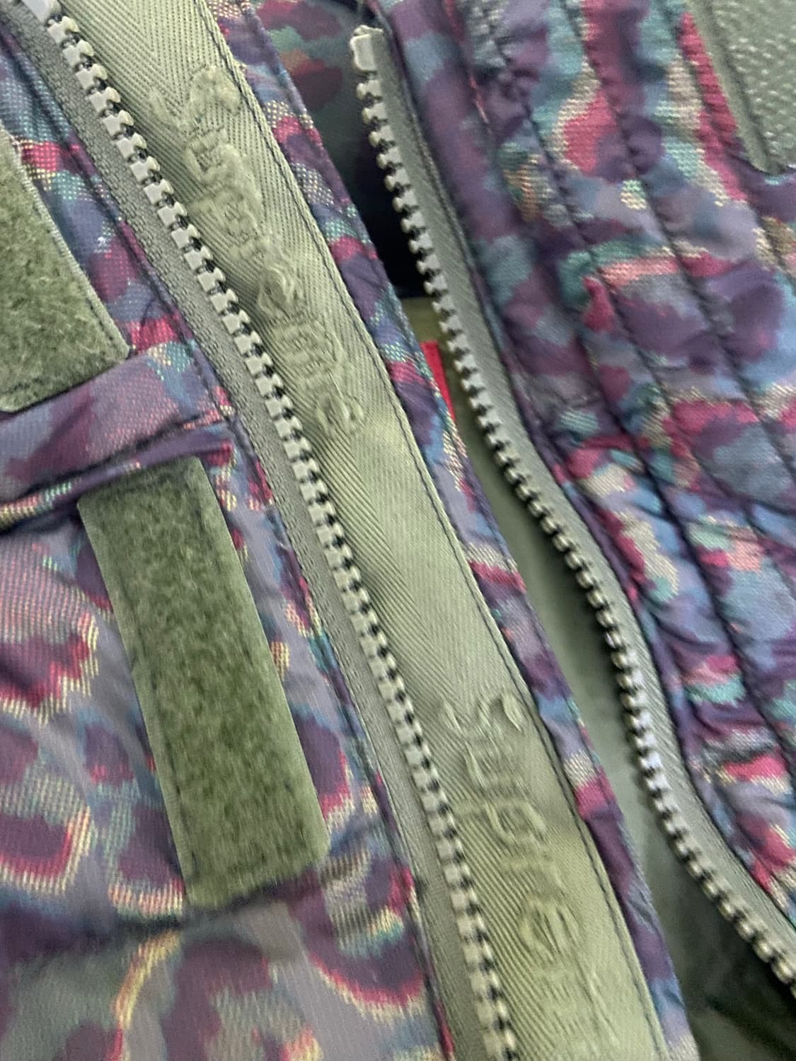 [M]FW24 슈프림 700필다운 홀로그램 레오파드 패딩 상품이미지8