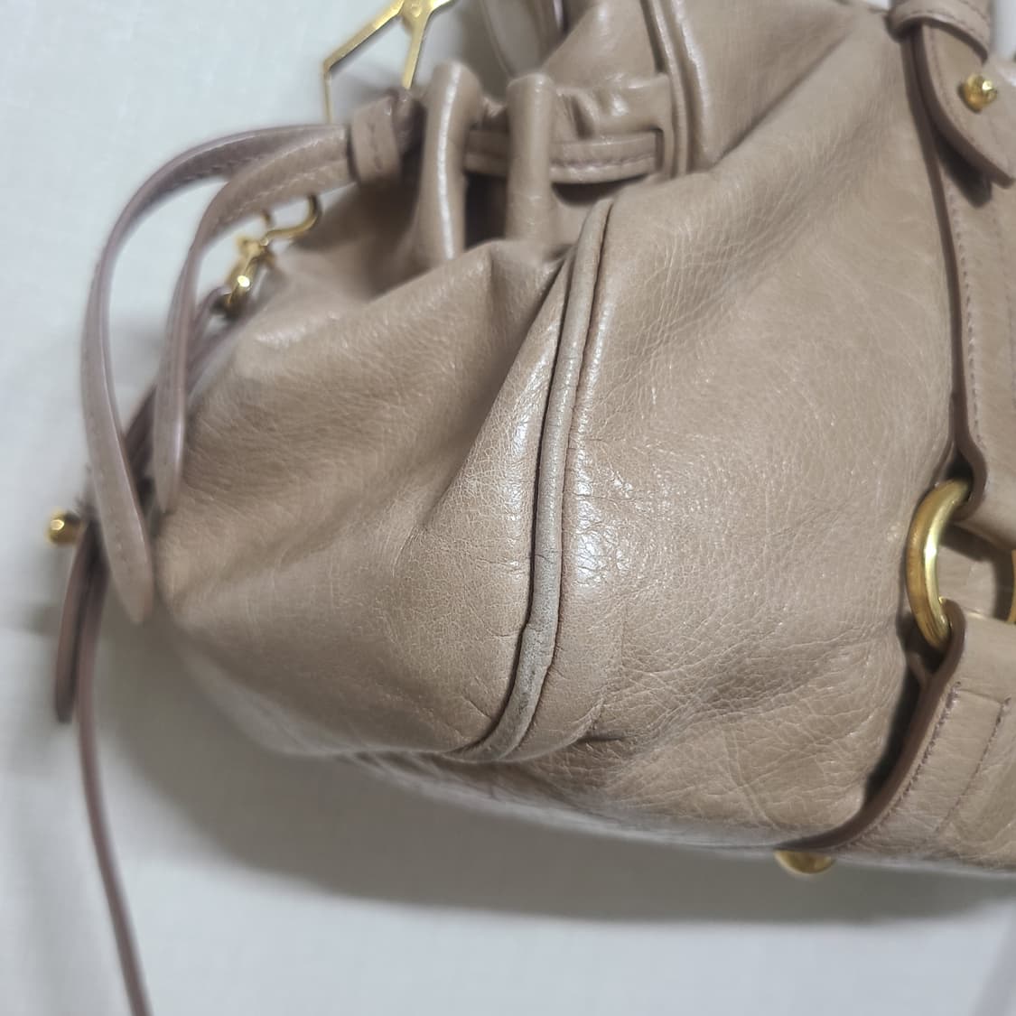 미우미우 비텔로 샤인 사첼백 상품이미지6