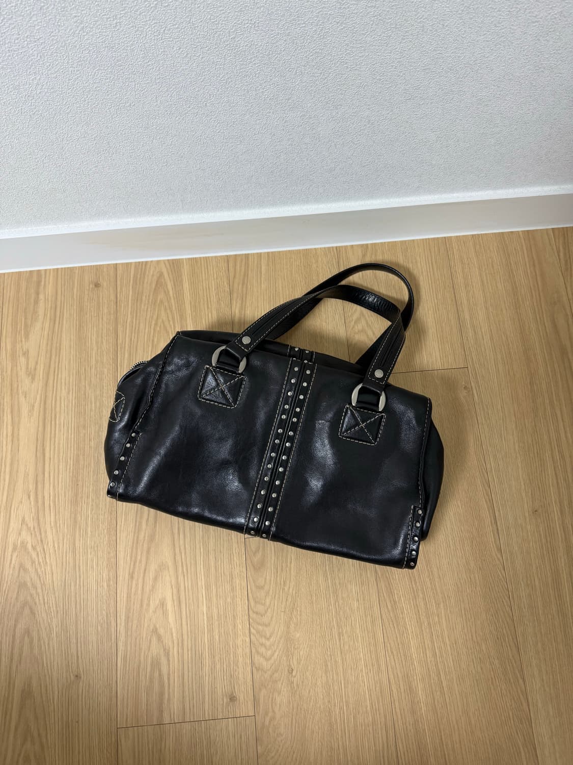 마이클 코어스 블랙 스터드 토트백 상품이미지1