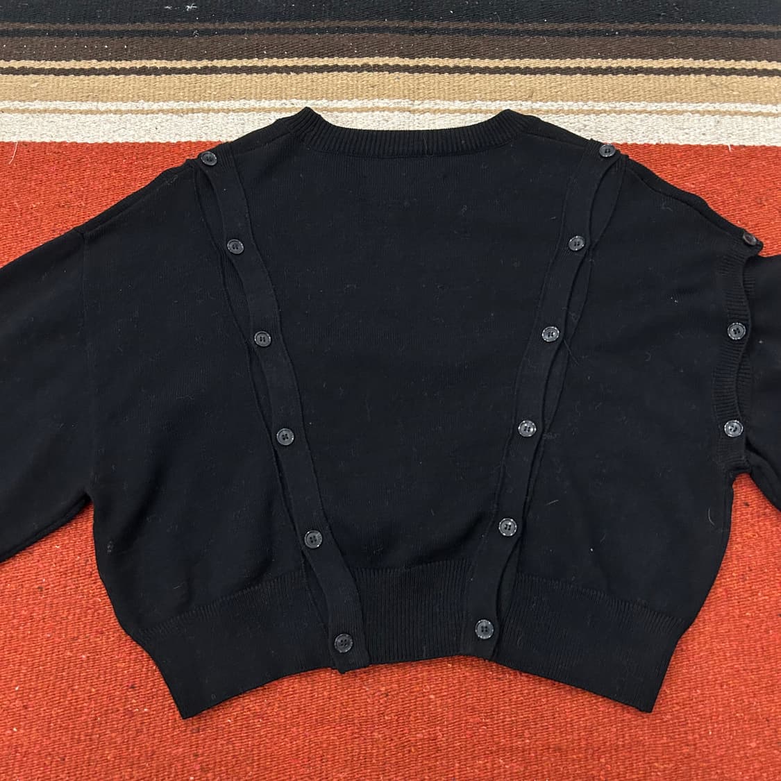 다이애그널 크롭 버튼 니트 탑 상품이미지2