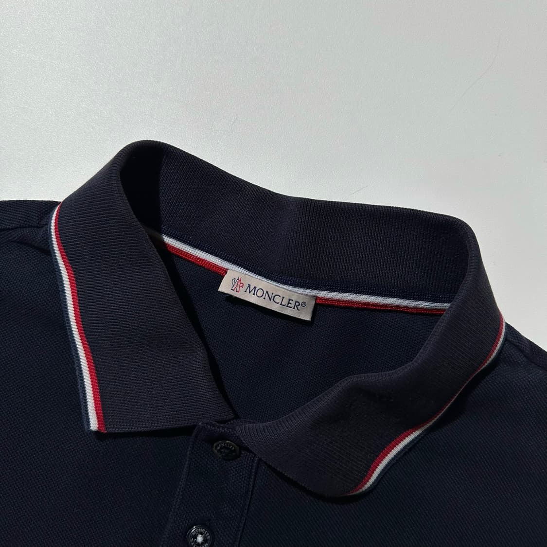 몽클레어 로고 와펜 피케 카라 반팔 티셔츠 네이비 상품이미지5