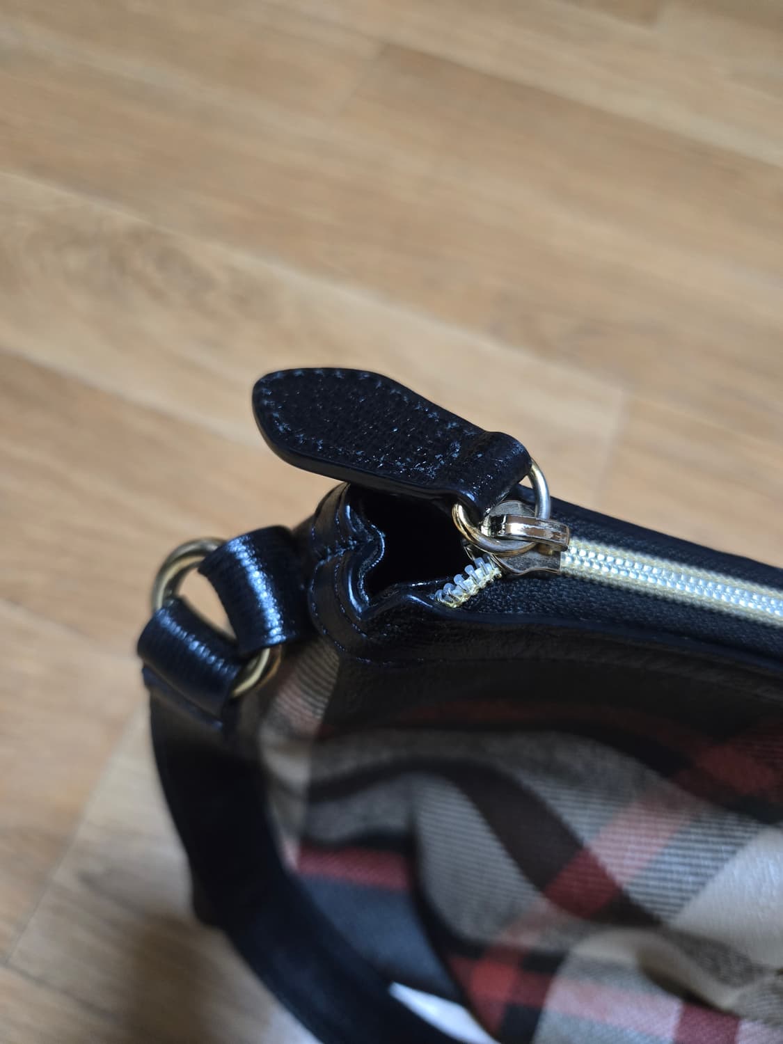 닥스  시그니처 체크패턴 호보 미듐 가죽 숄더백(새상품 컨디션) 상품이미지5