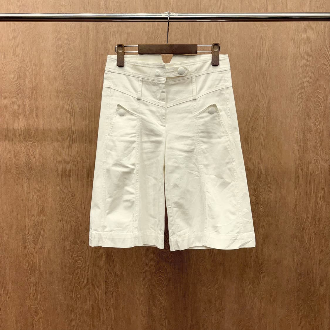 막스앤코 코튼 스트레치 버뮤다 팬츠 더블 버튼 V 슬릿 디테일 화이트 상품이미지2