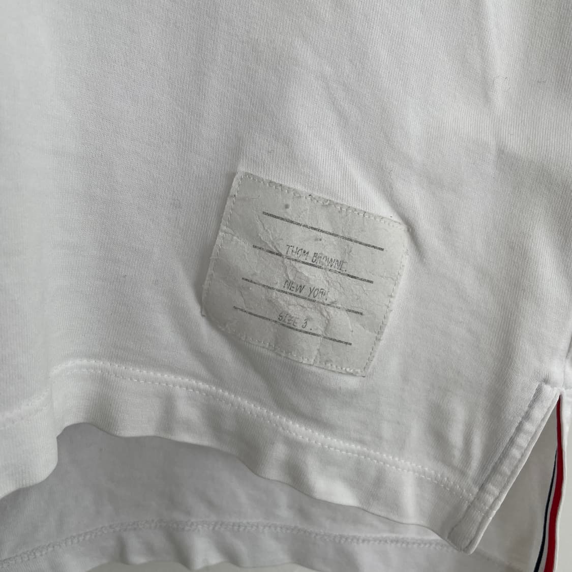 톰브라운 3,100 저지 릴렉스드 사이드 슬릿 화이트 반팔 티셔츠 상품이미지4