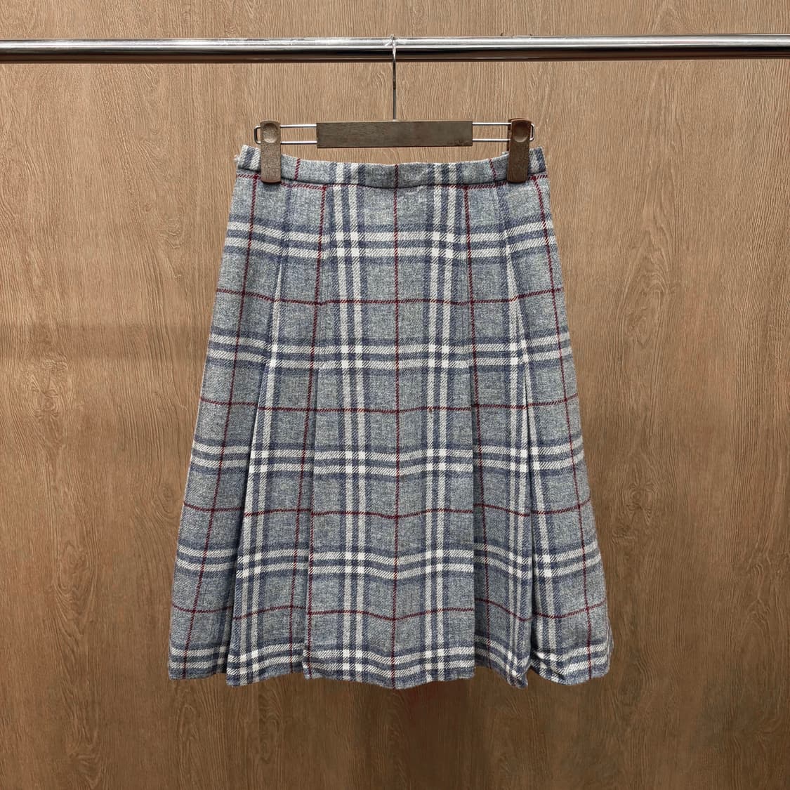 버버리 울 미디 스커트 노바 체크 패턴 박스 플리츠 디테일 A라인 그레이 상품이미지2