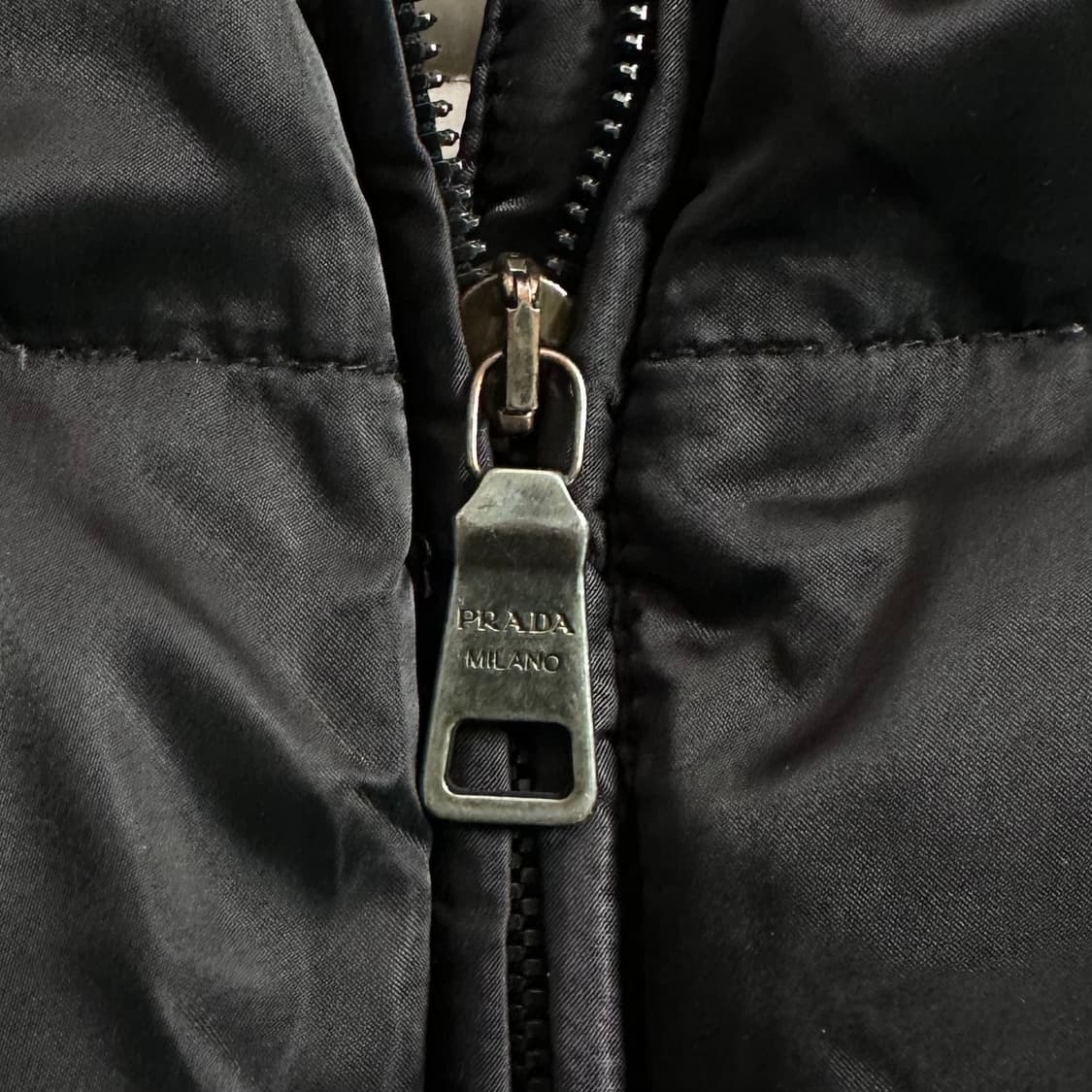 프라다 삼각로고 블랙 다운 패딩 상품이미지6