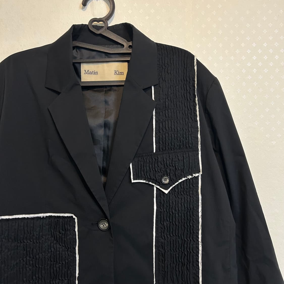 마뗑킴 스티치 링클 포인트 자켓 인 블랙  상품이미지7