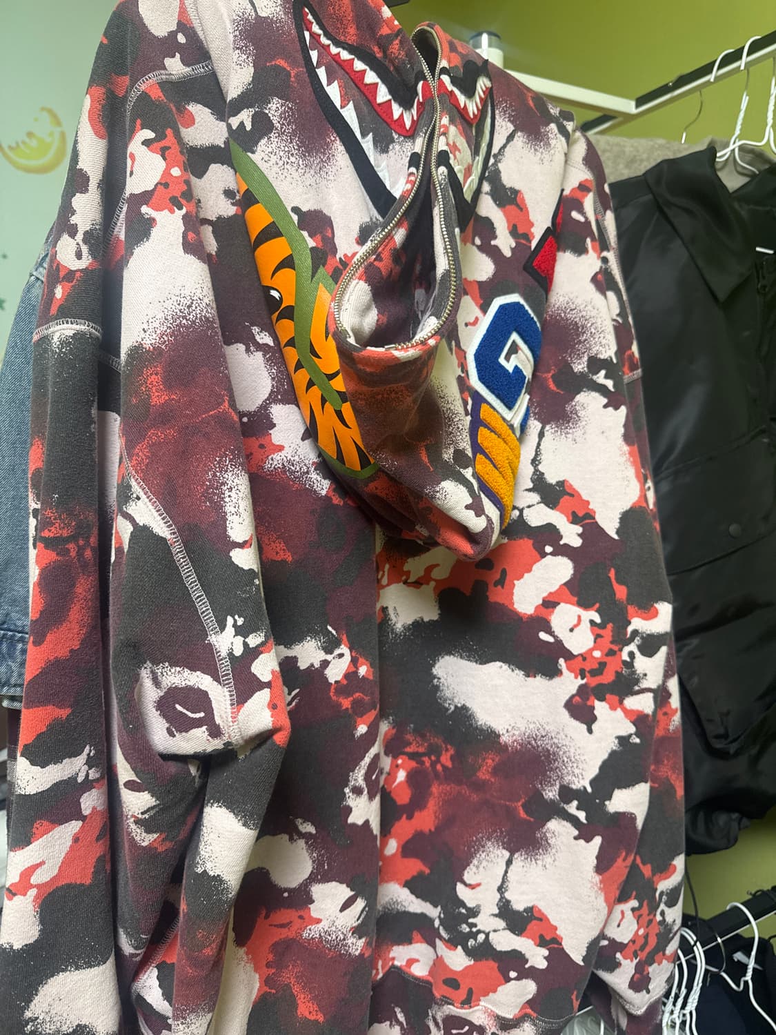 s급 베이프 맵 카모 샤크 릴릭스드 핏 풀 집 후드 레드(쇼핑백 포함) 상품이미지2