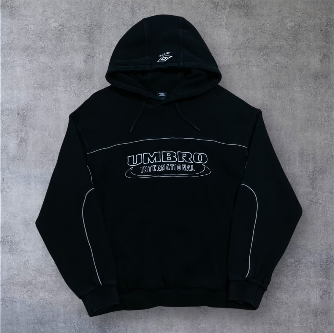 엄브로 스펠아웃 로고 블랙 후드티 상품이미지1