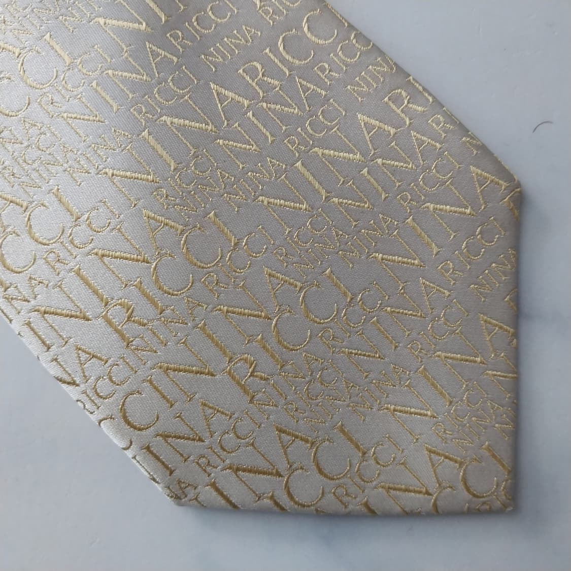 니나리치 실크 아이보리 로고 자수 넥타이 9.1cm A+등급 K1442
 상품이미지9