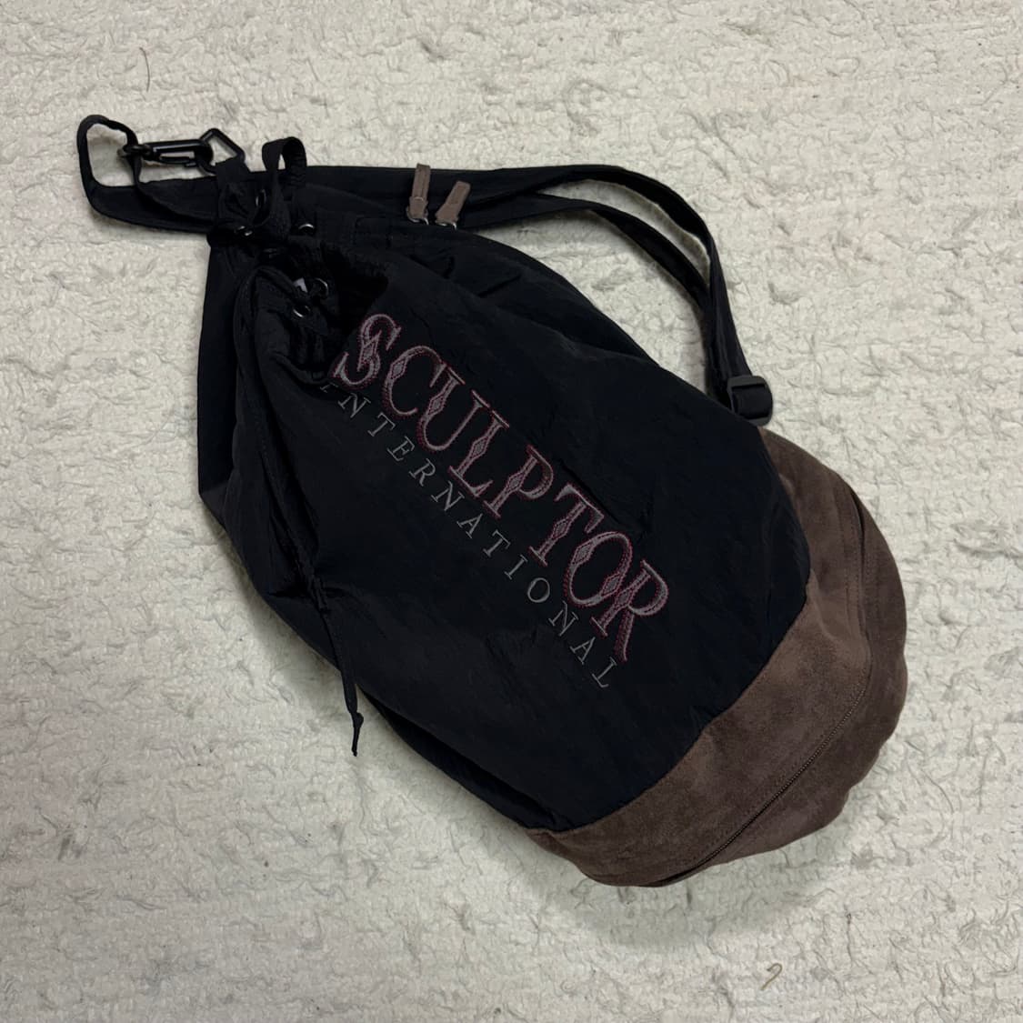SCULPTOR Bucket-Style Messenger Bag 상품이미지5