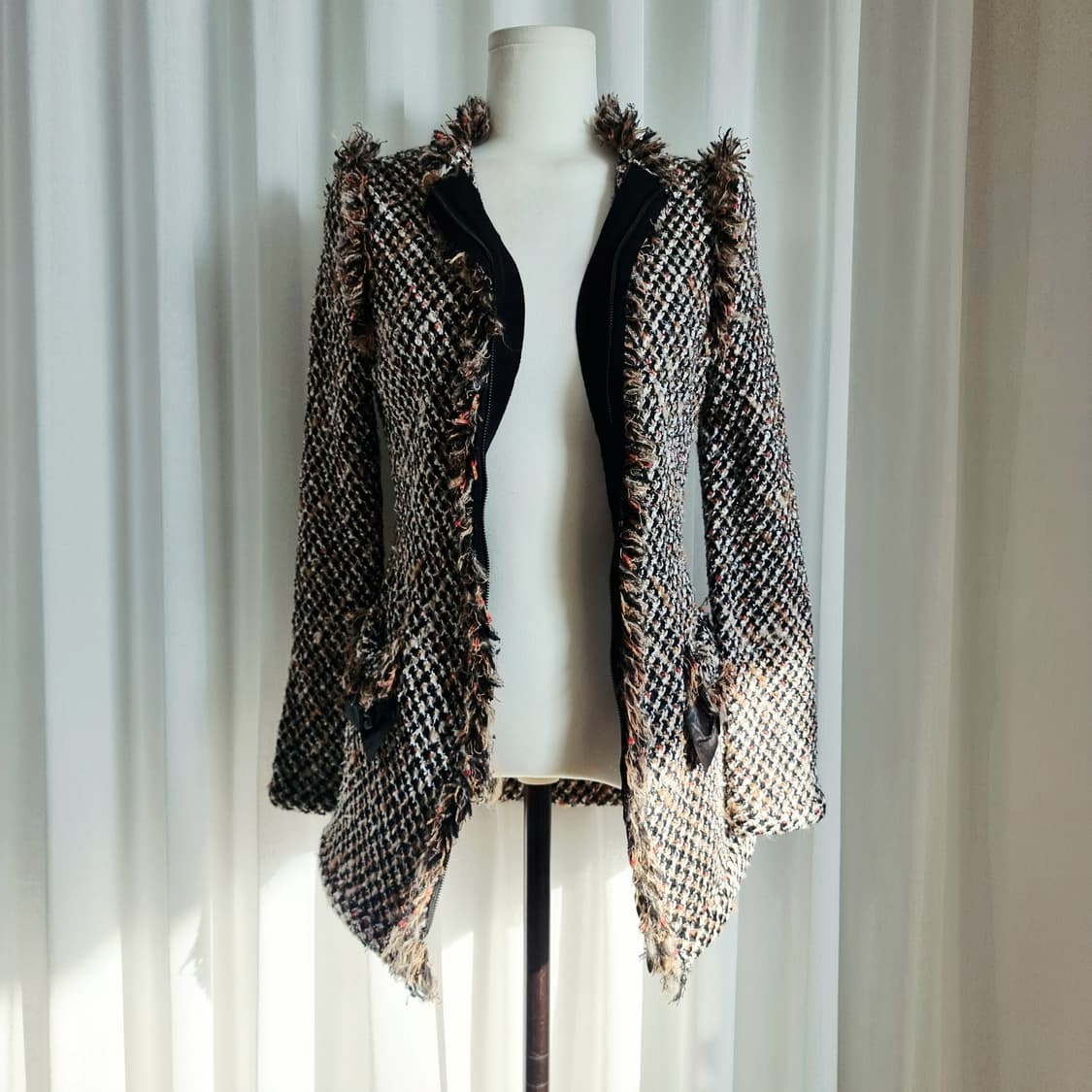 랑방컬렉션 테슬장식 블랙글리터 트위드 자켓 (44-55) 미시착새상품 상품이미지4