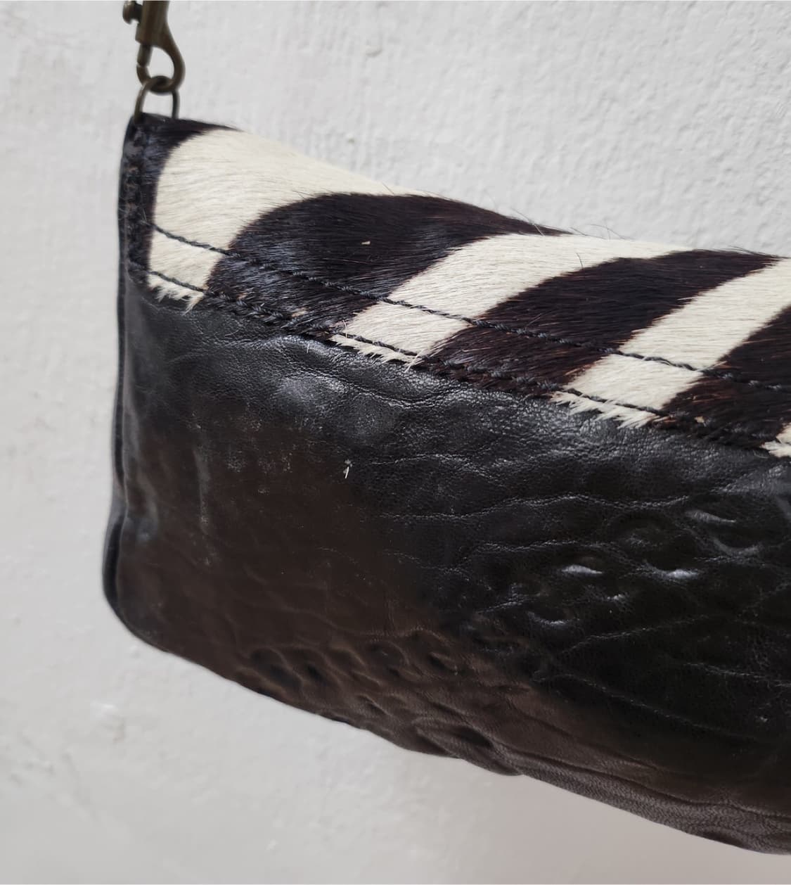 Theory 띠어리 올드라인 송치 천연 양피 크로스백 상품이미지4