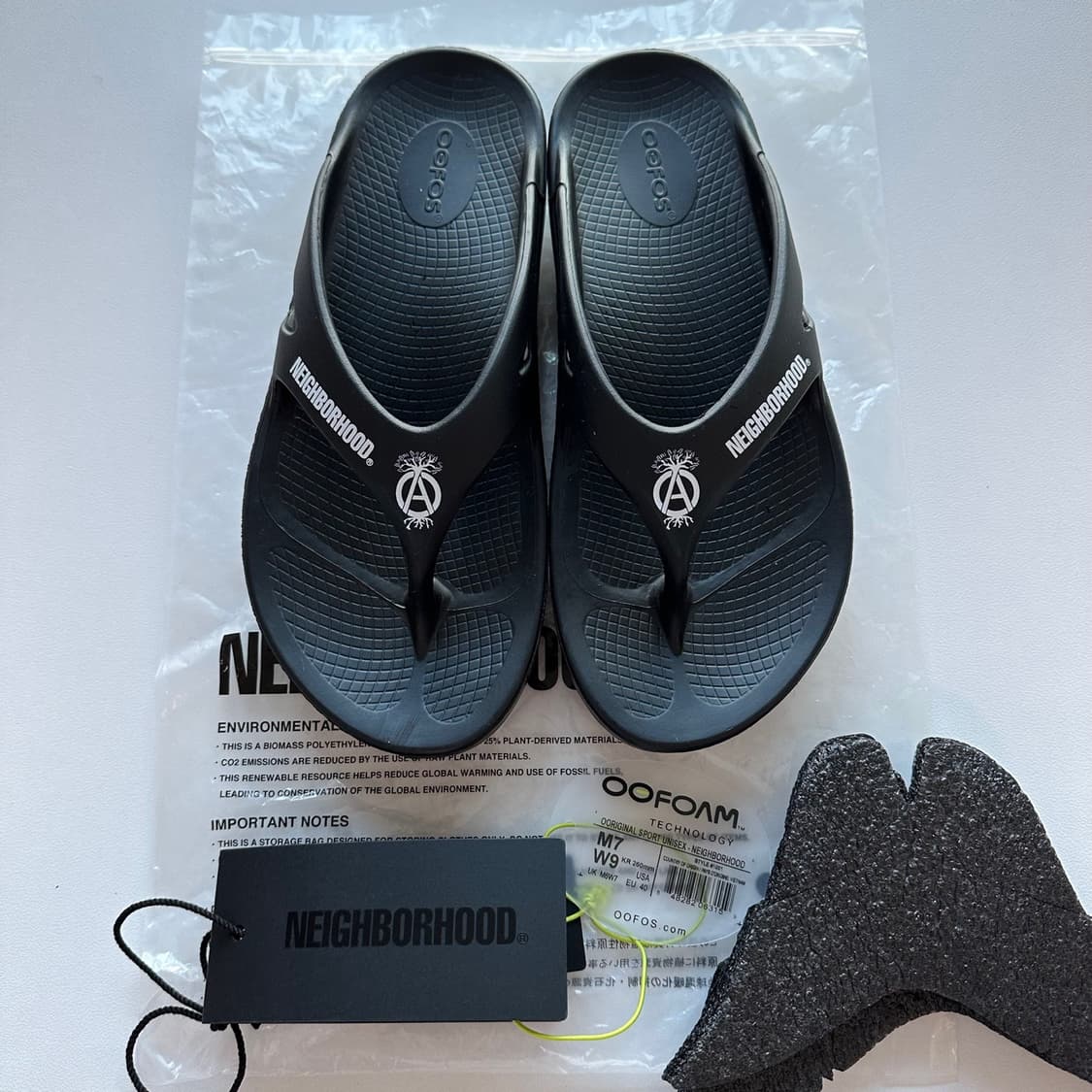 우포스 x 네이버후드 SRL . 오리지날 플립 플랍 블랙 상품이미지1