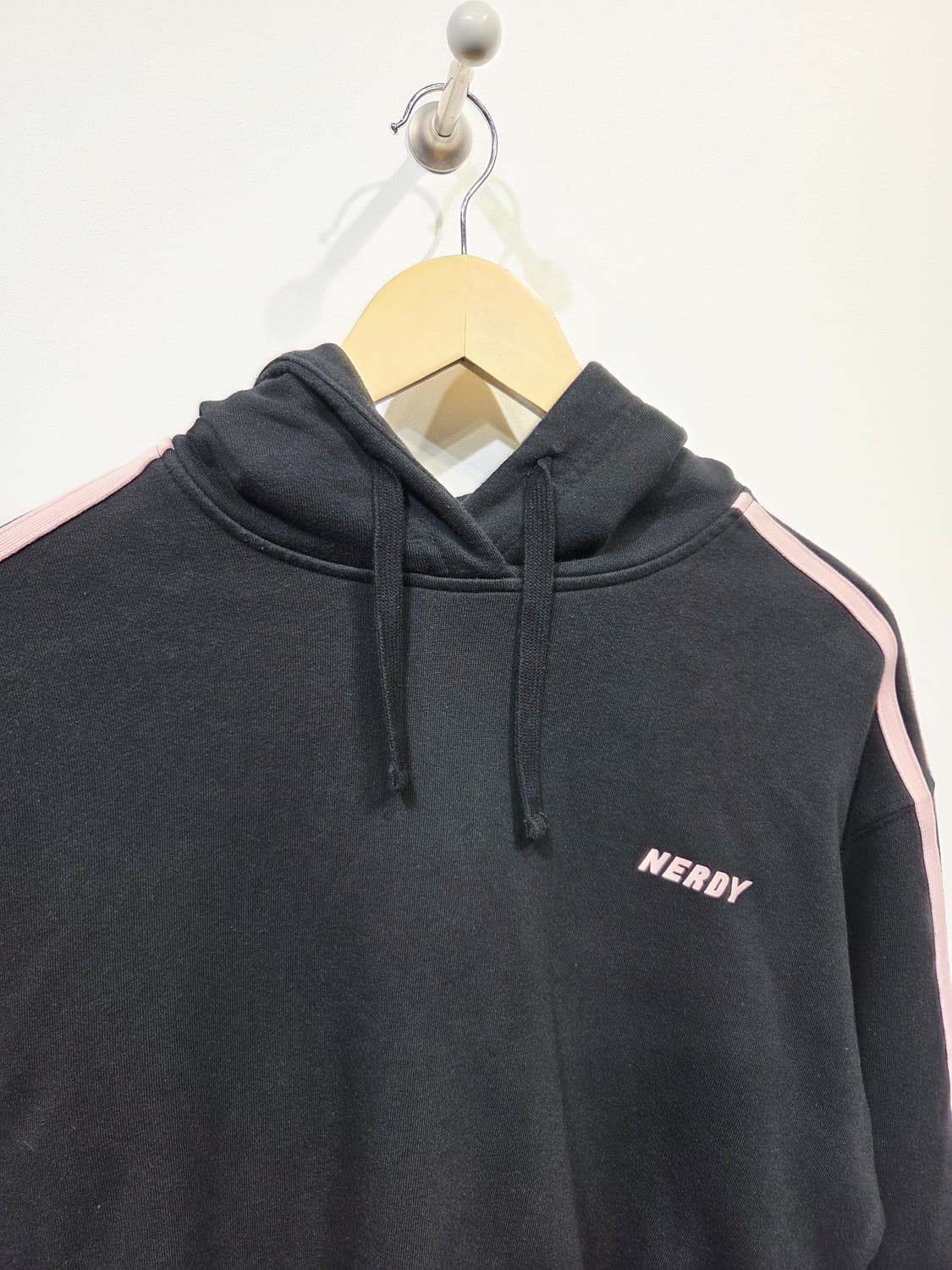 널디 NERDY 검정색 핑크라인 크롭 후드티_S 상품이미지4