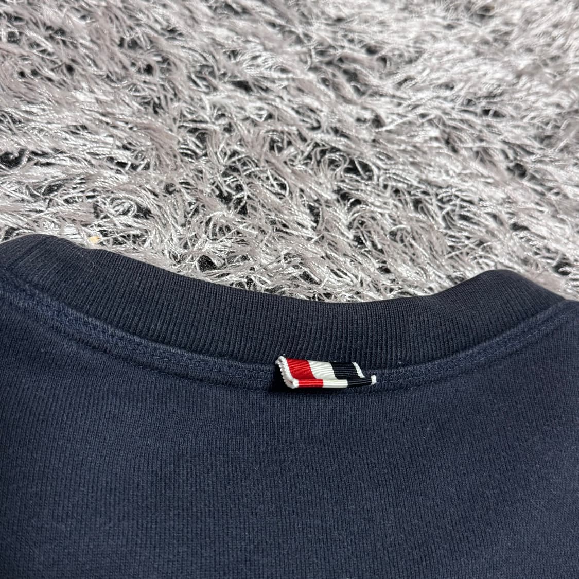 톰브라운 사선 완장 맨투맨 네이비 5 상품이미지7