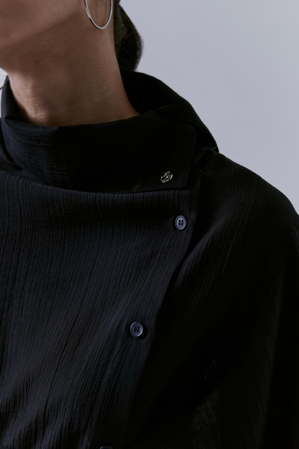 트리밍버드 3-way High-neck Wrap Blouse 블랙 상품이미지4