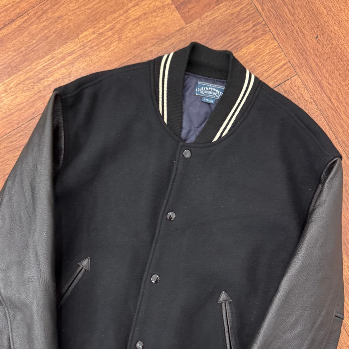 M(105) 아웃스탠딩 블랙 소가죽 바시티 자켓  상품이미지4