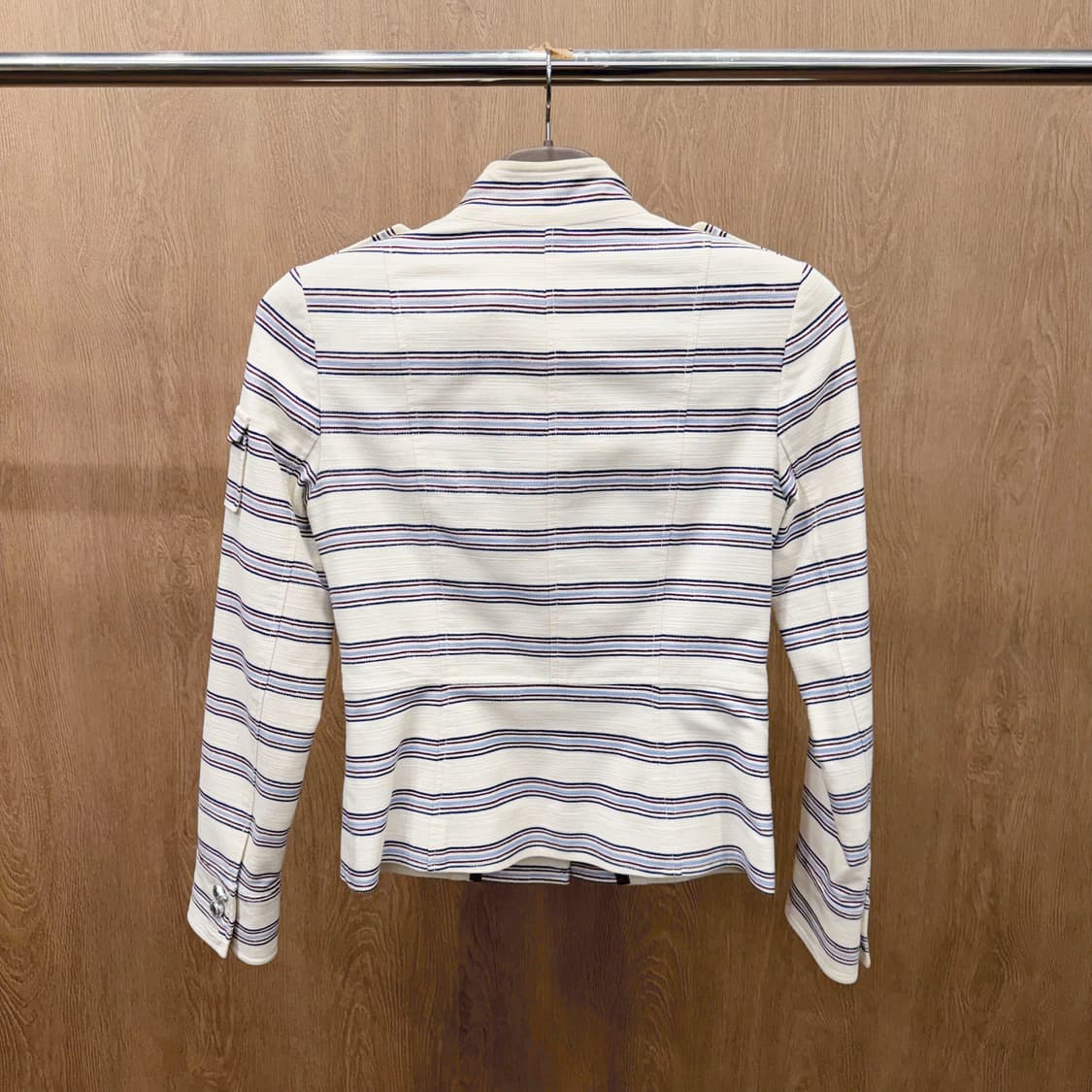 토리버치 테일러드 자켓 블루 스트라이프 패턴 견장 디테일 레귤러핏 화이트 상품이미지3