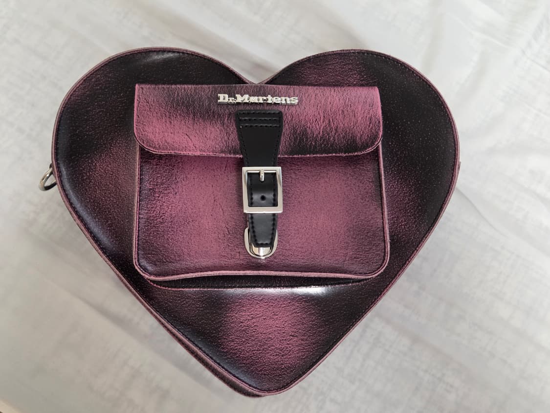 닥터마틴 하트 백팩 블랙 폰덴테 핑크 상품이미지2