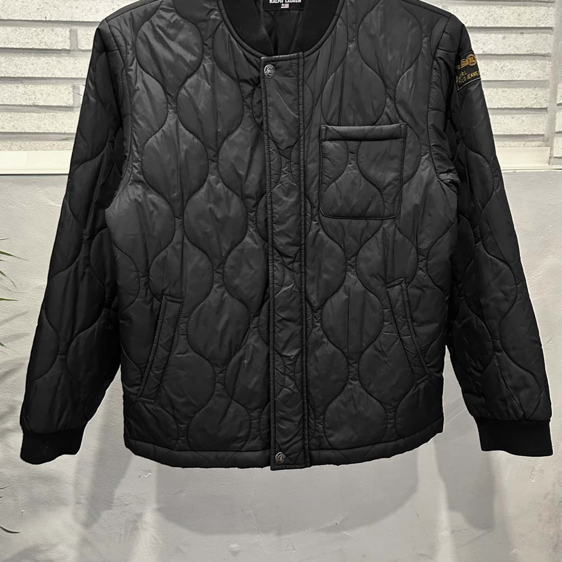 폴로 진스 퀼팅 자켓 리브드 카라넥 투포켓 소매 로고 디테일 블랙 상품이미지4