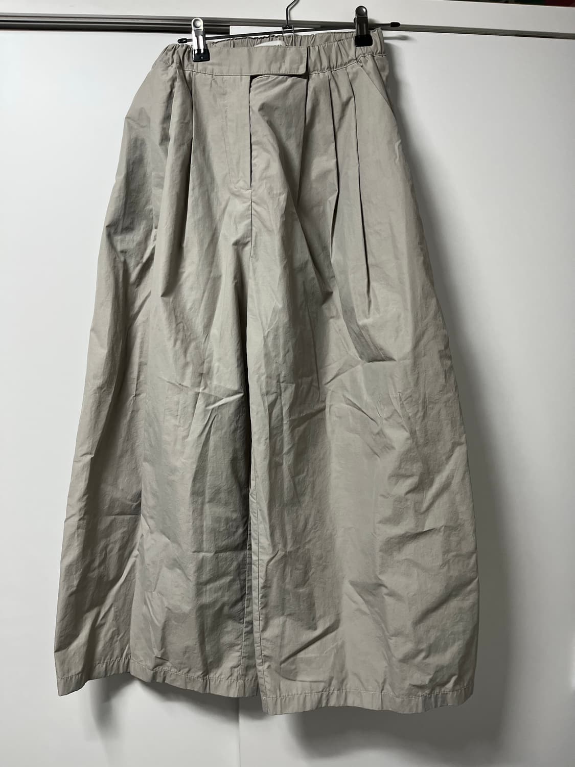 아모멘토 핀턱 팬츠 AM23SSW05PT 상품이미지2