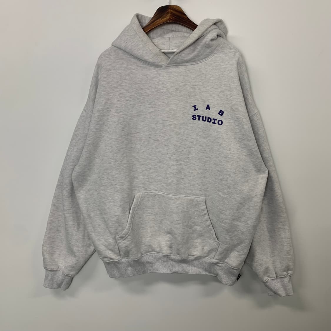 아이앱스튜디오 빅로고 라이트그레이 후드티 상품이미지3