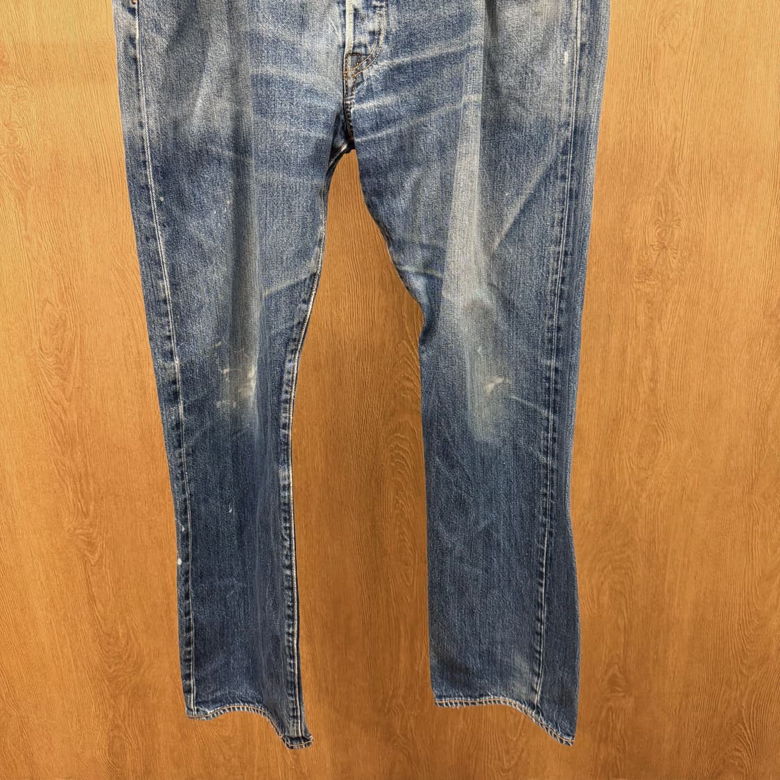 리바이스 501 워싱 데님 팬츠 버튼 클로징 레드 로고 탭 디테일 중청 상품이미지5