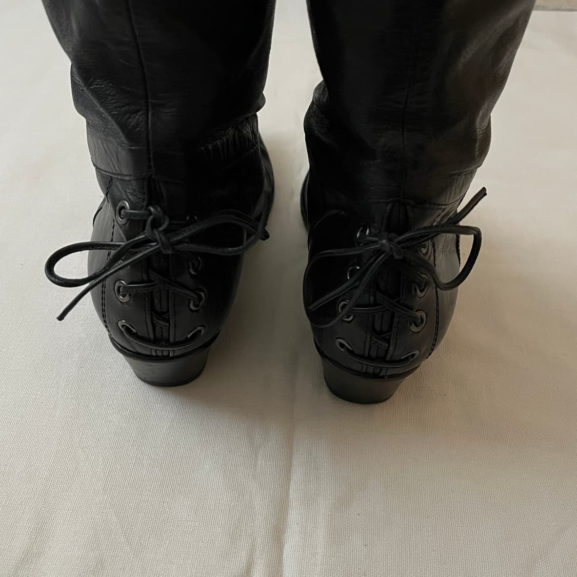 츠모리치사토 백 레이스업 슬라우치 부츠 상품이미지7