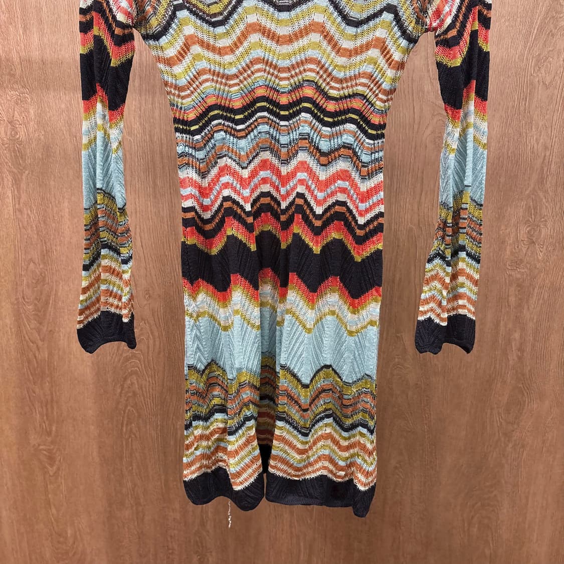 미쏘니 브이넥 니트 미디 원피스 지그재그 스트라이프 패턴 슬림핏 브라운 상품이미지5