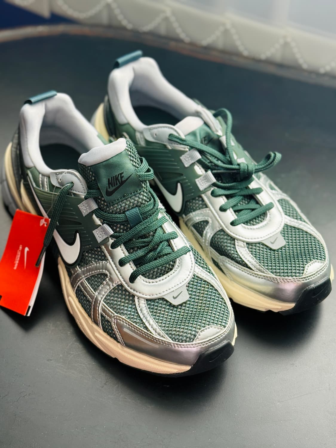 나이키 V2K 런 빈티지 그린 미네랄 스프러스 상품이미지2