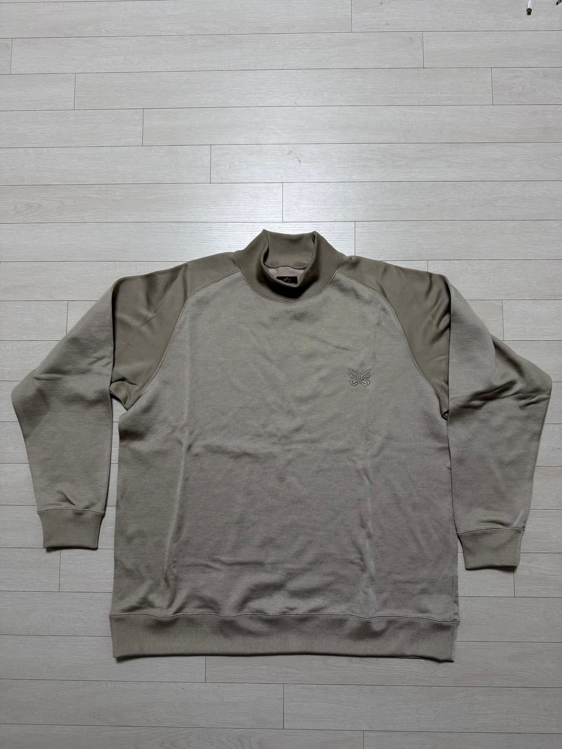 니들스 베이지 나그랑 맨투맨 상품이미지1