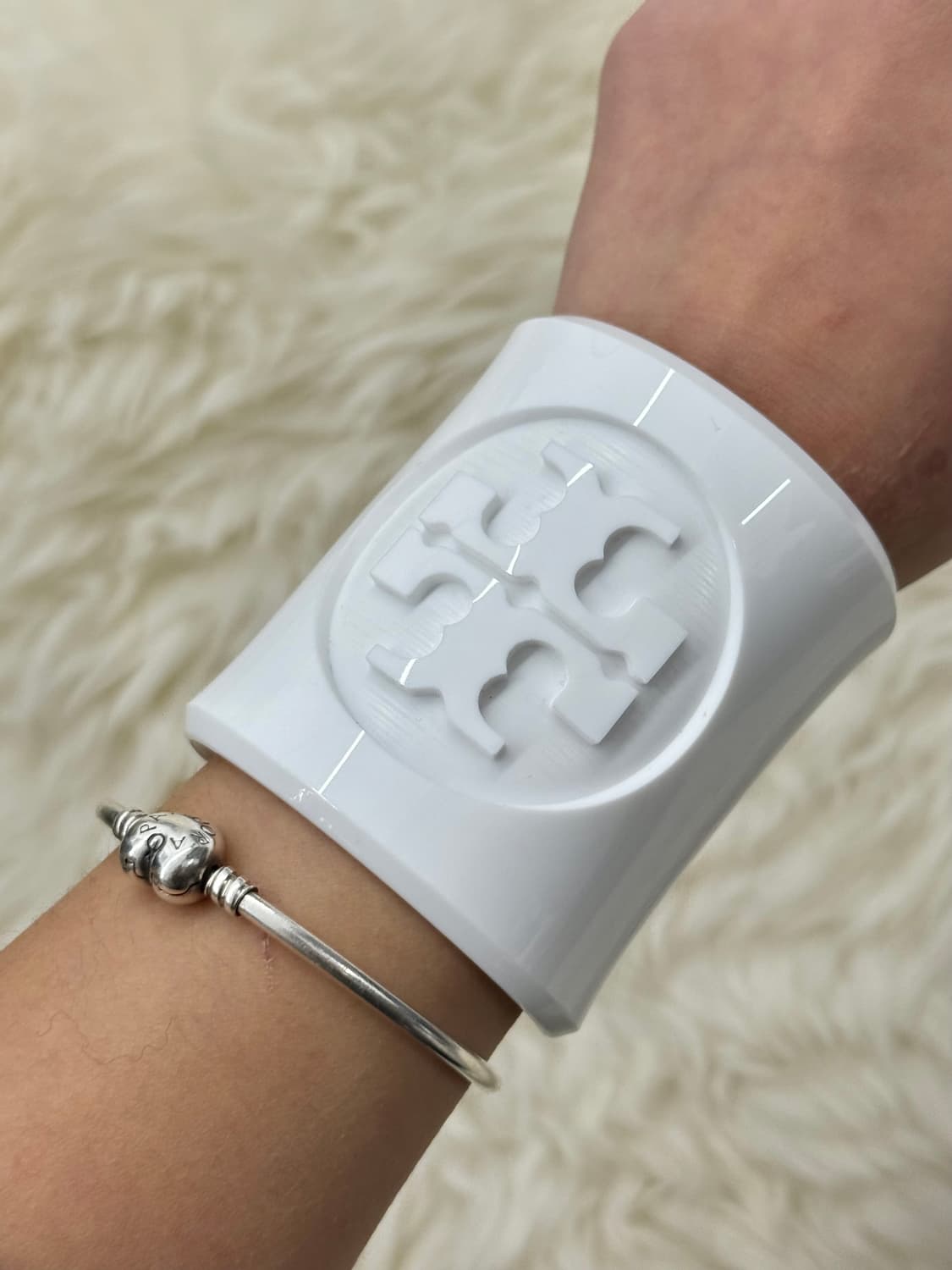 토리버치 화이트 루사이트 로고 와이드 커프 브레이슬릿 상품이미지2