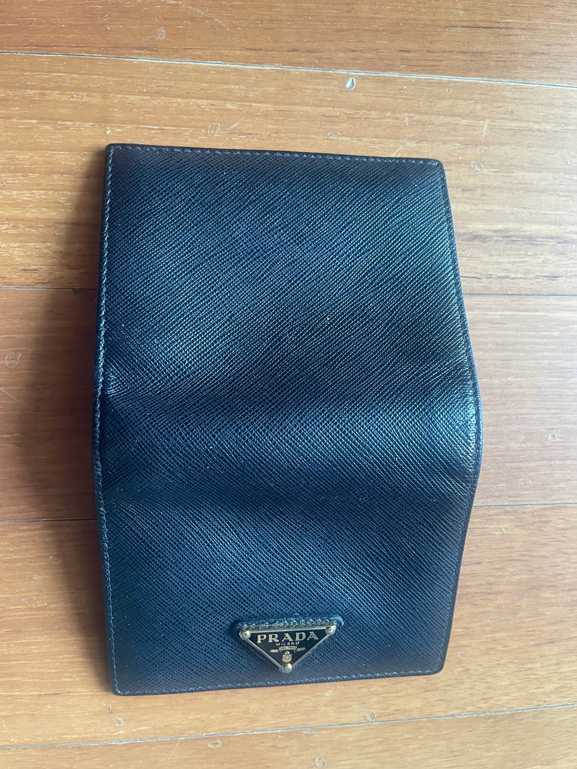 프라다 사피아노 레더 트라이앵글 로고 반지갑 블랙 골드 상품이미지1