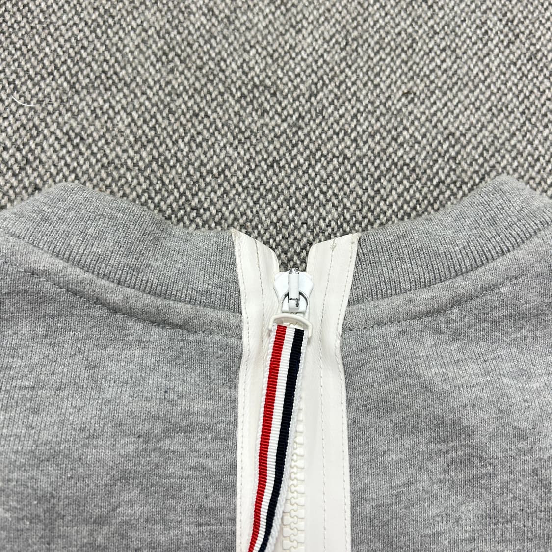 톰브라운 샤크보드 백지퍼 맨투맨(0) 상품이미지7