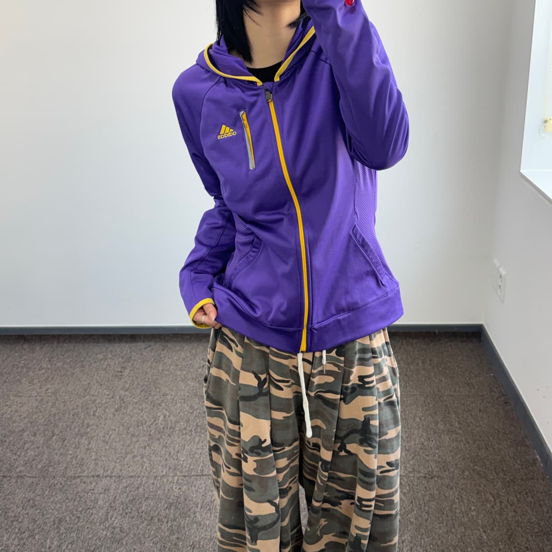 Adidas 퍼플 삼각로고 옐로우 포인트 후드티 상품이미지2