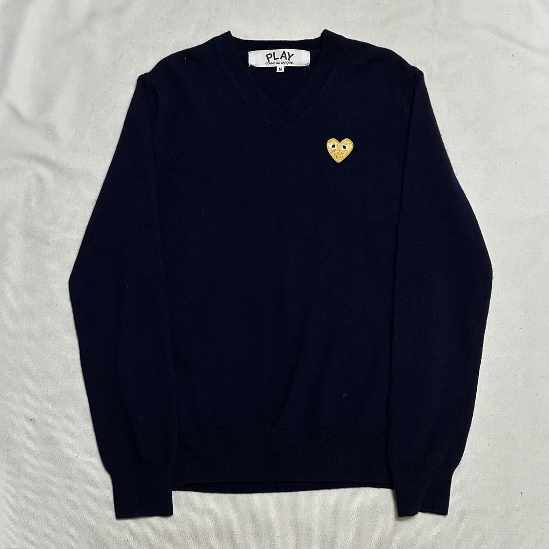 M 꼼데가르송 브이넥 하트골드로고 네이비 니트 상품이미지2