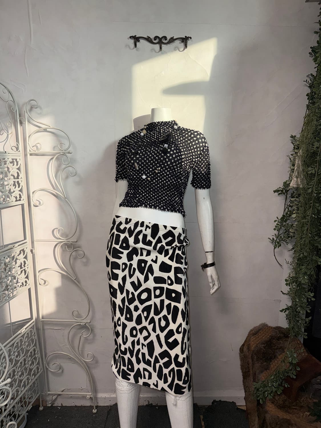 Black & white dot popcorn pleats top 상품이미지2