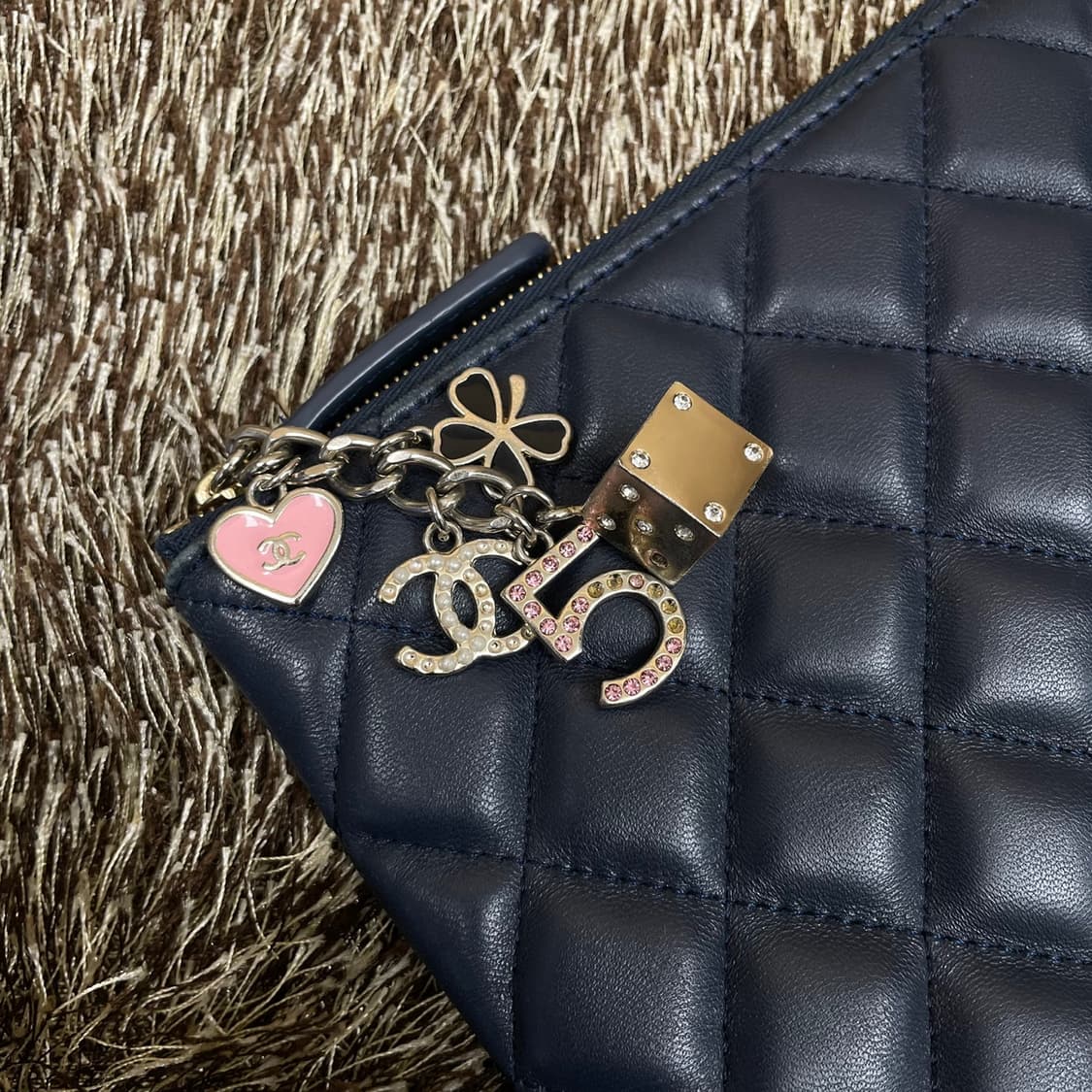 샤넬 chanel 램스킨 발렌타인 참장식 클러치백 라지 상품이미지2