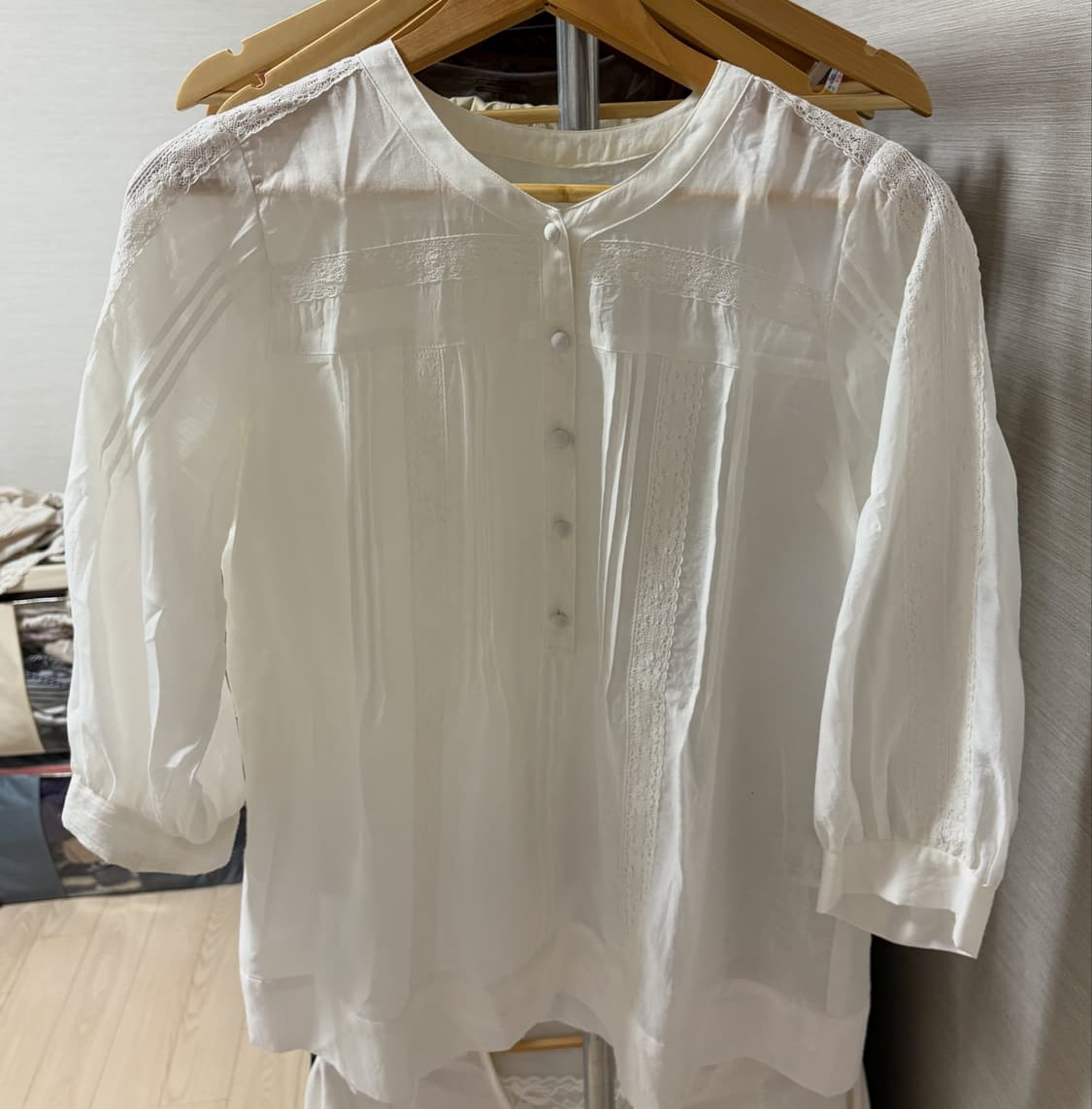레이스 콩단추 화이트블라우스 상품이미지1