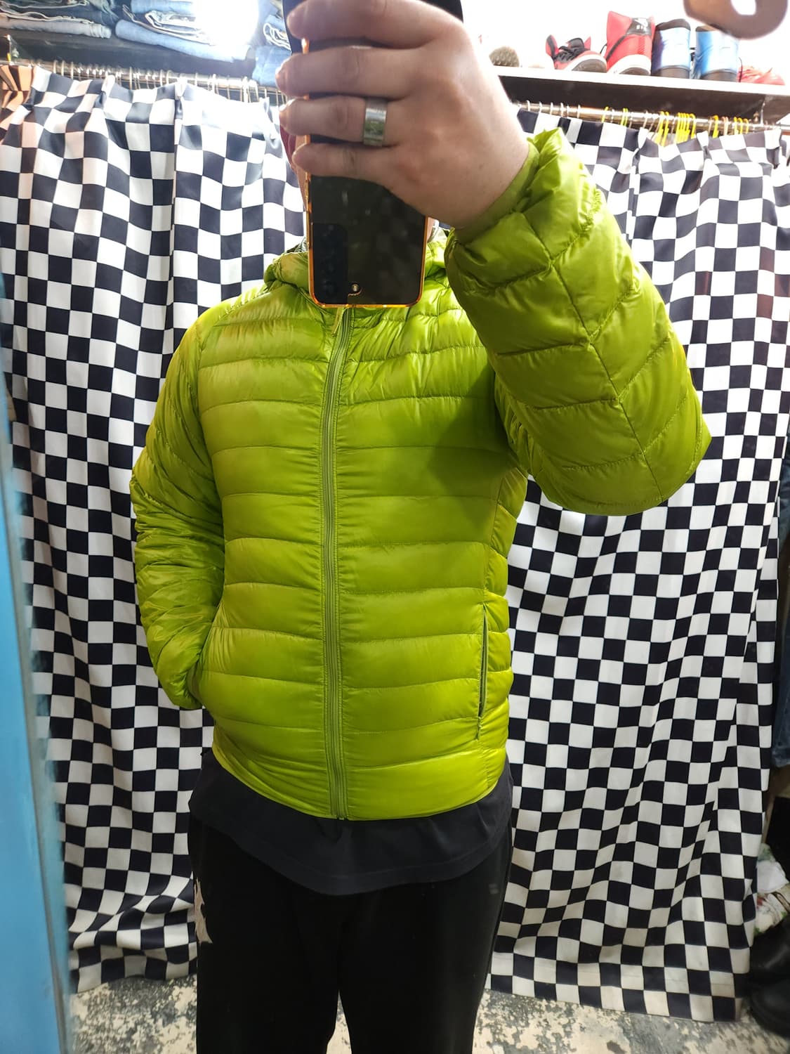 유니클로 오리털 후드 경량 패딩 점퍼
​
 상품이미지8