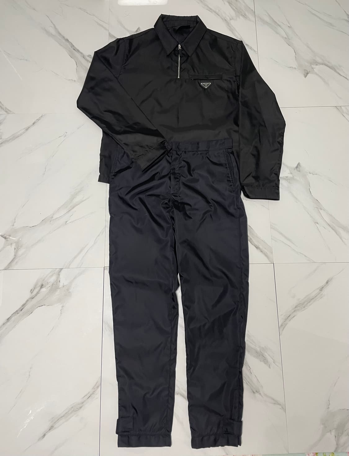 프라다 리나일론 트라이앵글 로고 셋업 50/48 상품이미지1