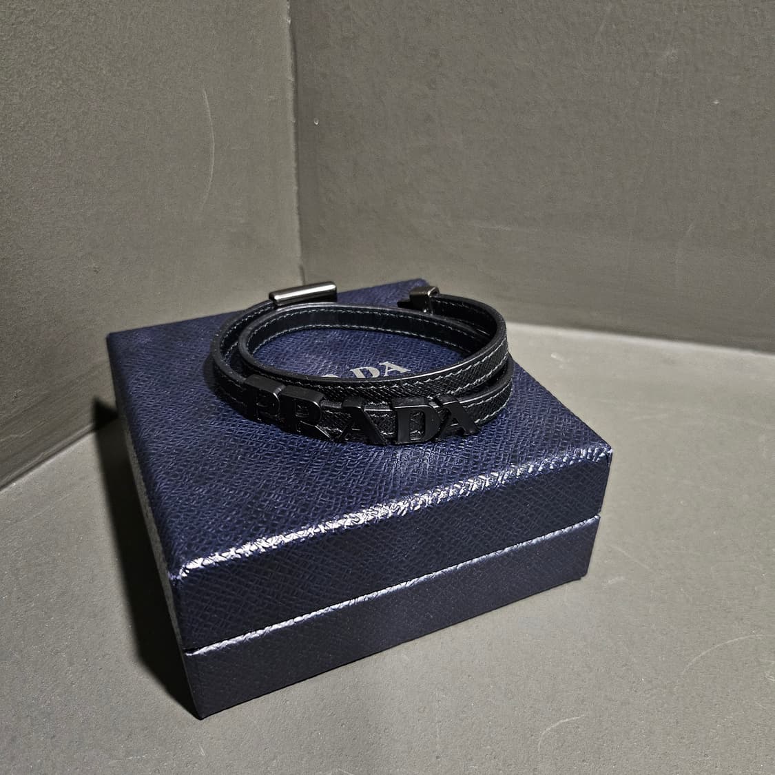 프라다 사피아노 레더  레터링 브레이슬릿/팔찌 상품이미지1