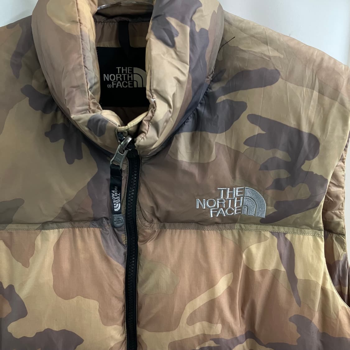 06's 노스페이스 700 카모플라쥬 센터 로고 눕시 다운 베스트 M 상품이미지4