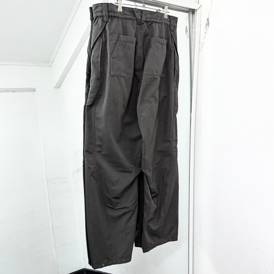 르마드 오블리크 지퍼 플랩 팬츠 상품이미지5