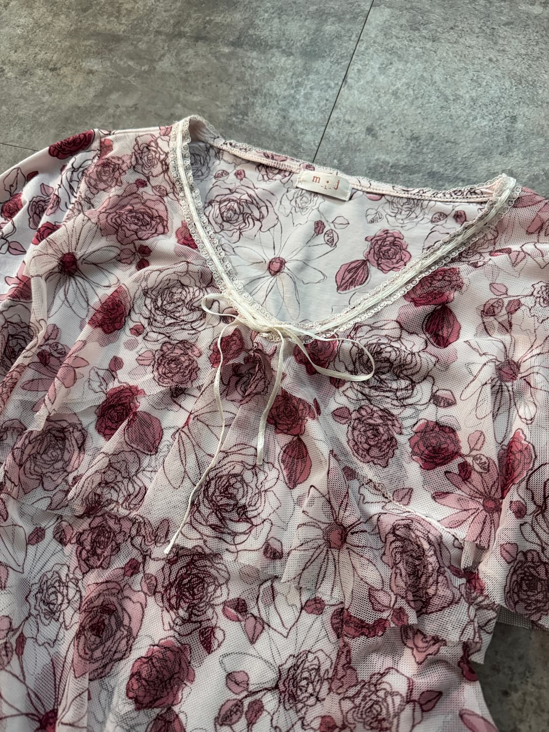 리본 넥 플라워 패턴 프릴 블라우스 상품이미지3