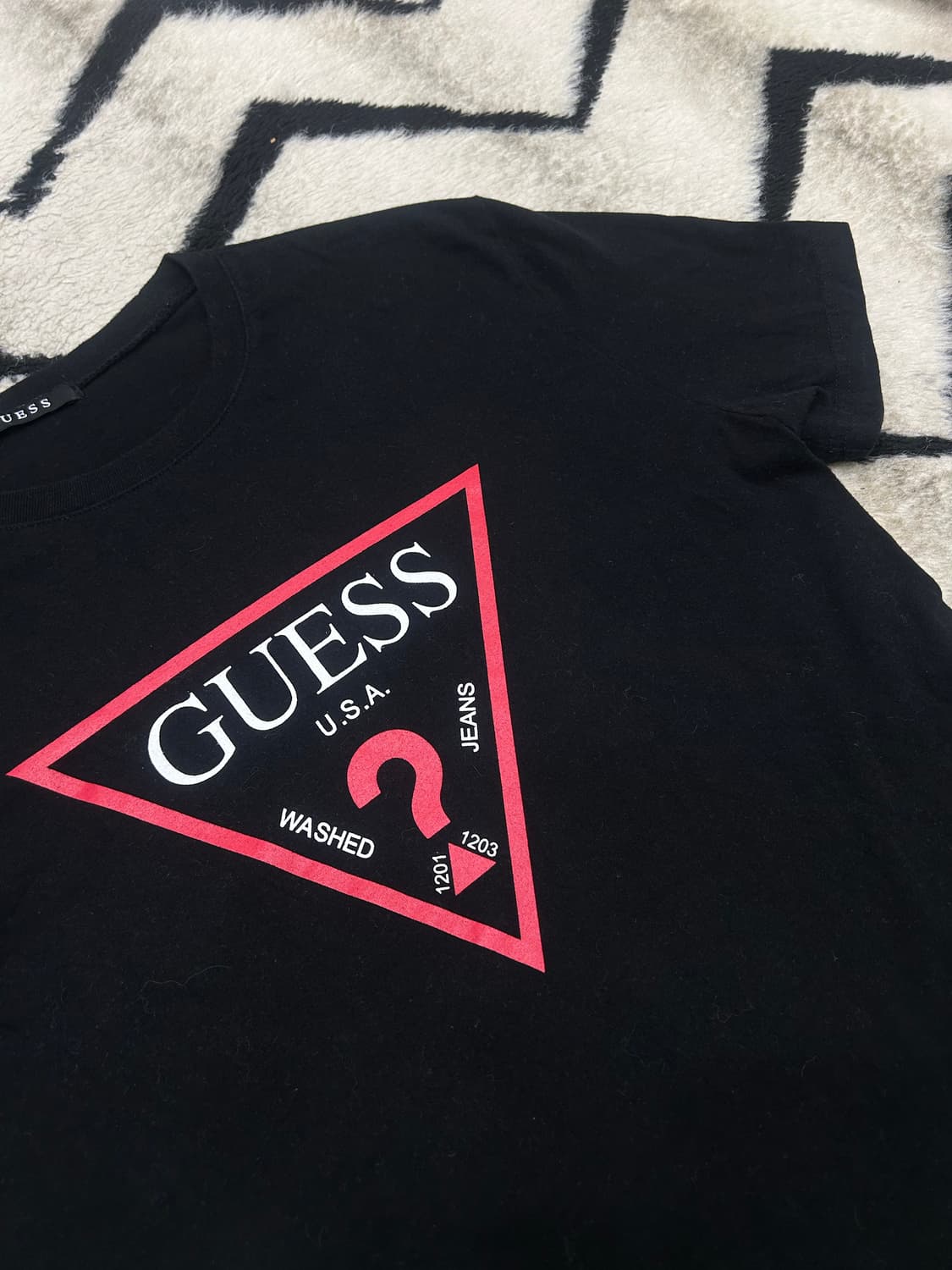 [L]게스 삼각로고 반팔/블랙 상품이미지1