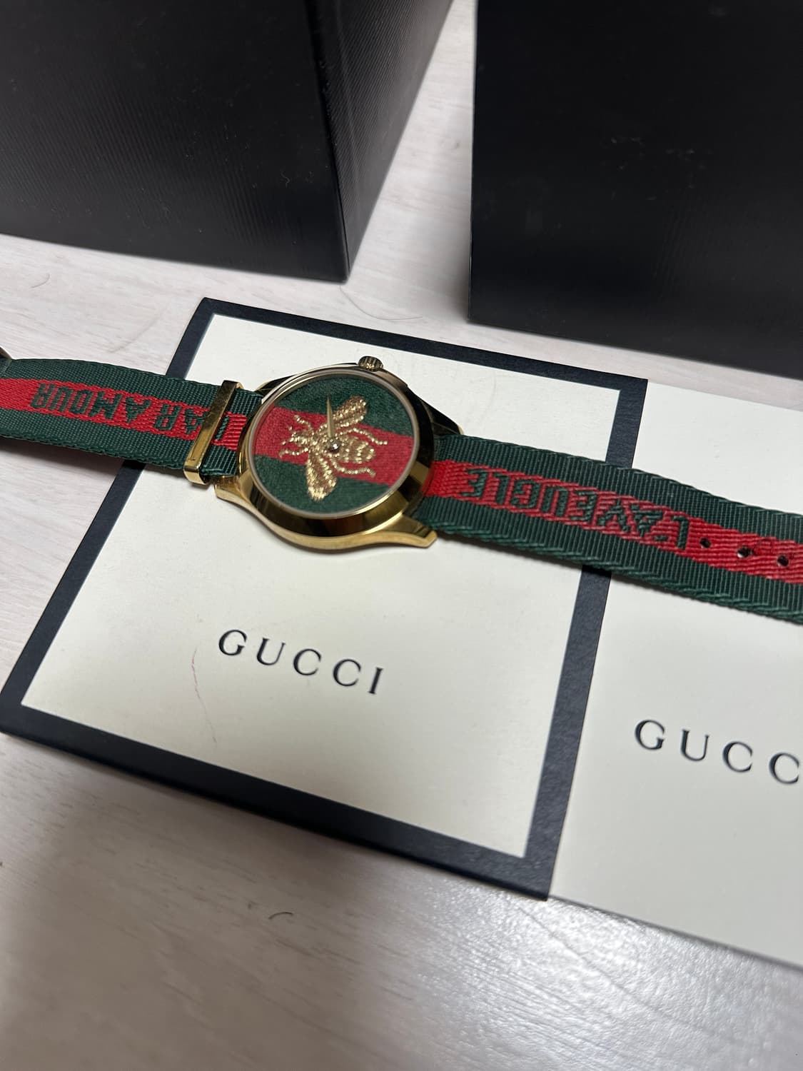 구찌 YA126487B 르 마르셰 드 메르베이 벌 공용 나토시계 상품이미지5