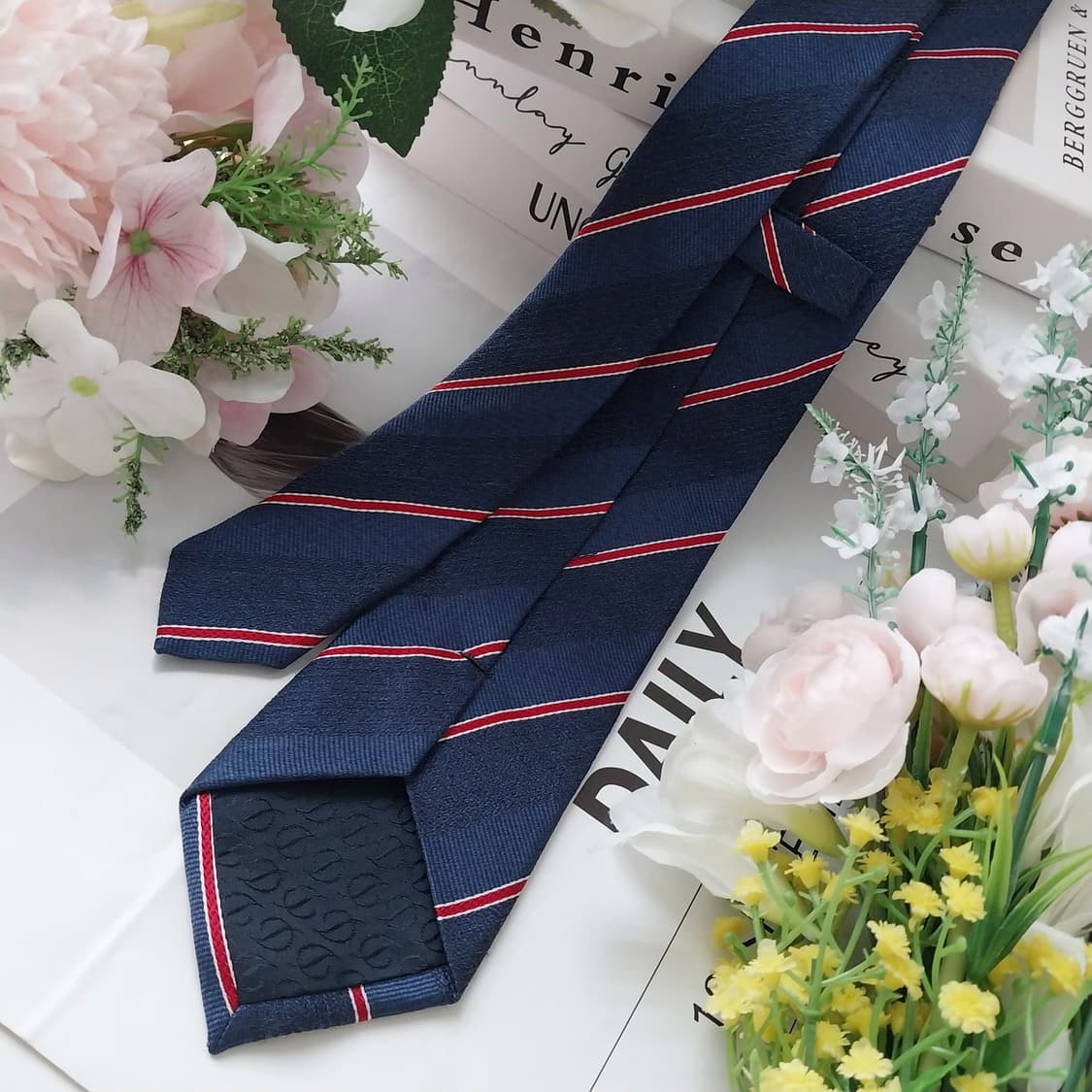 듀퐁 네이비&레드 스트라이프 슬림 넥타이 7.4cm A+등급 K1068
 상품이미지4
